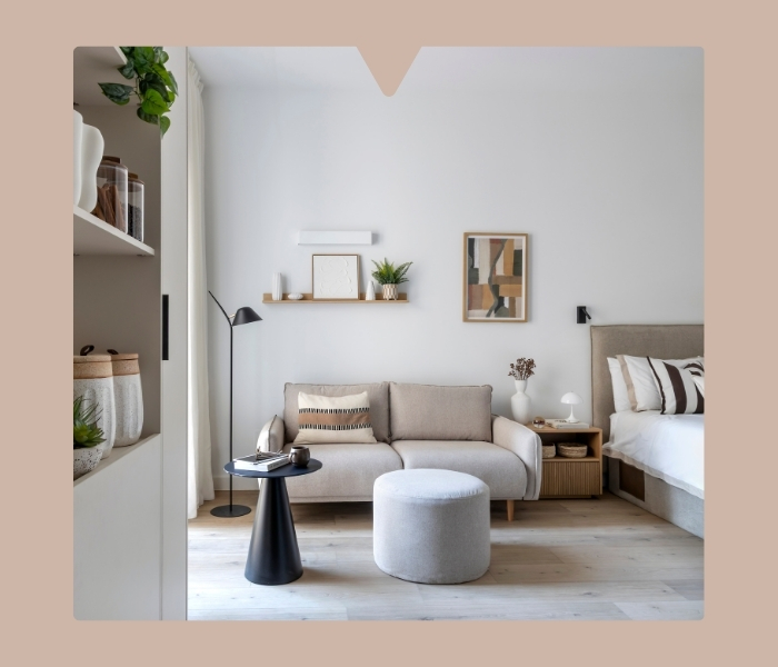 Sala de estar luminosa y moderna de un apartamento en Calido Living Alcobendas, decorada con muebles contemporáneos.