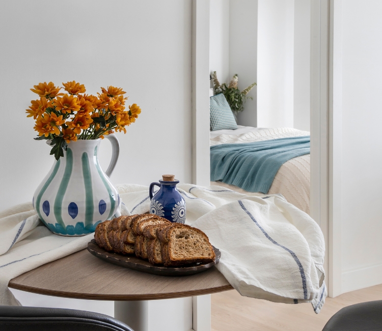 Dormitorio elegante con cama doble y decoración cálida en Calido Living Alcobendas.