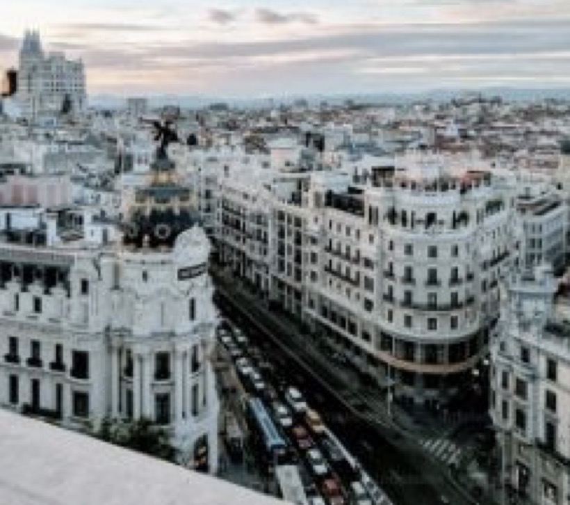 Gran Vía de Madrid, con el edificio Metrópolis.
