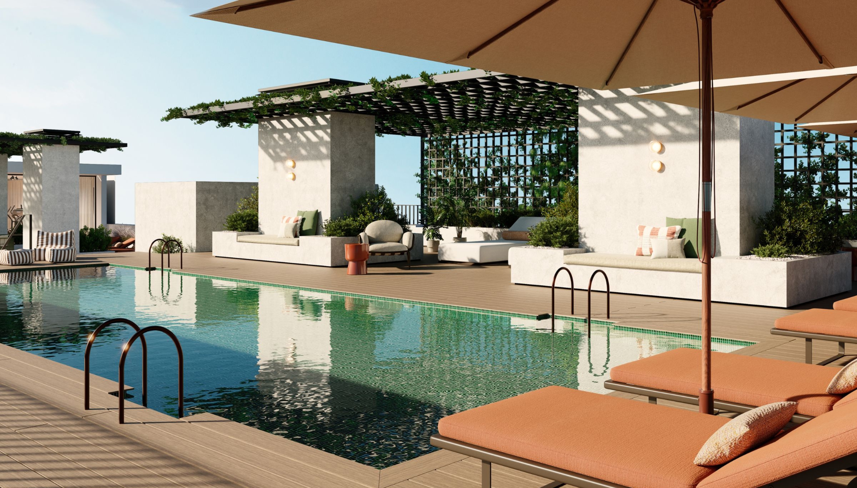 Piscina en la azotea de Calido Living, rodeada de tumbonas anaranjadas, sombrillas grandes y jardines verticales.