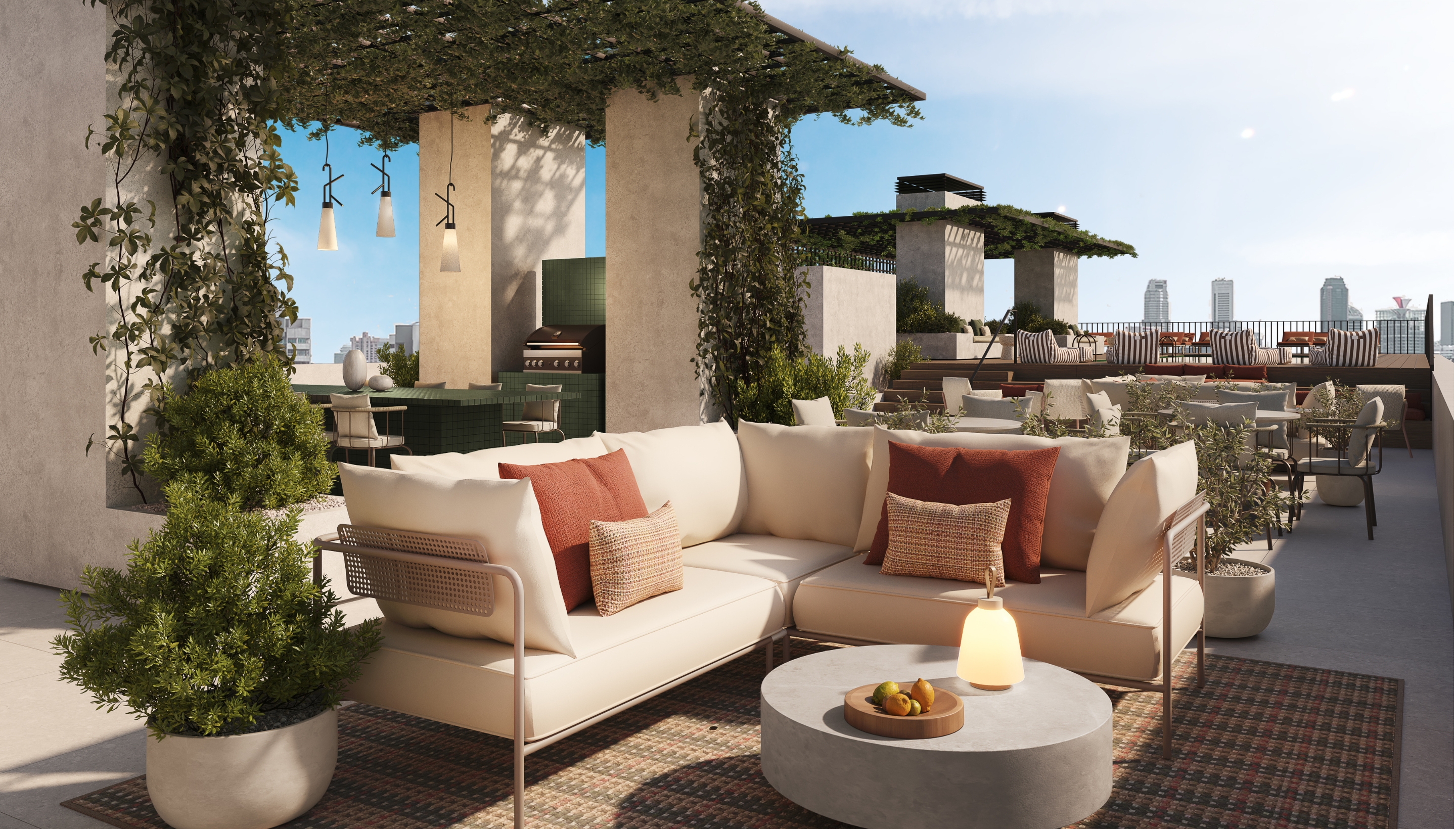 Terraza exterior en Calido Living, decorada con sofás cómodos, cojines y vegetación, ideal para momentos de relax al aire libre.