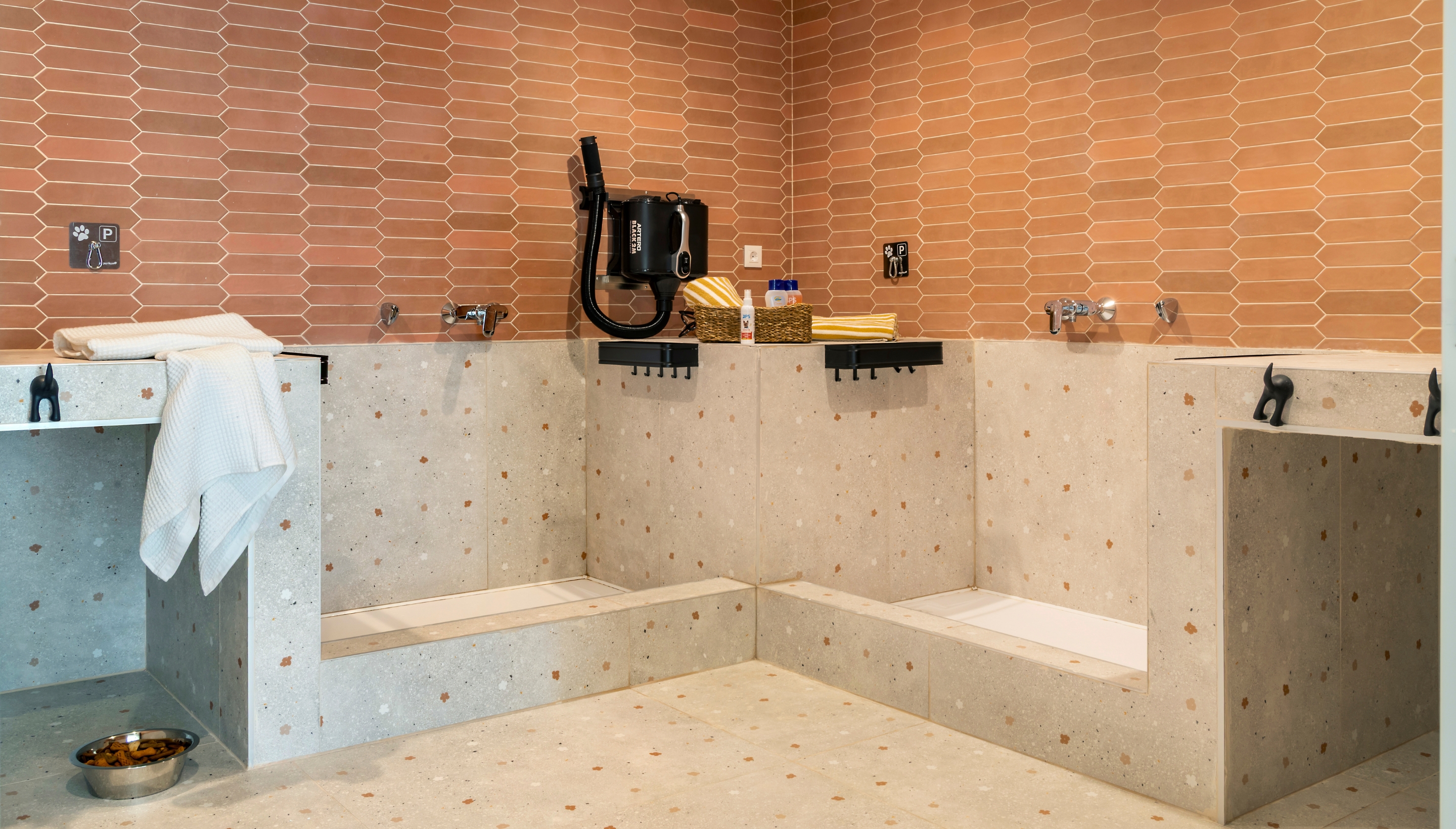Espacio de recepción con diseño acogedor, luz natural y decoración elegante en Calido Living Alcobendas.