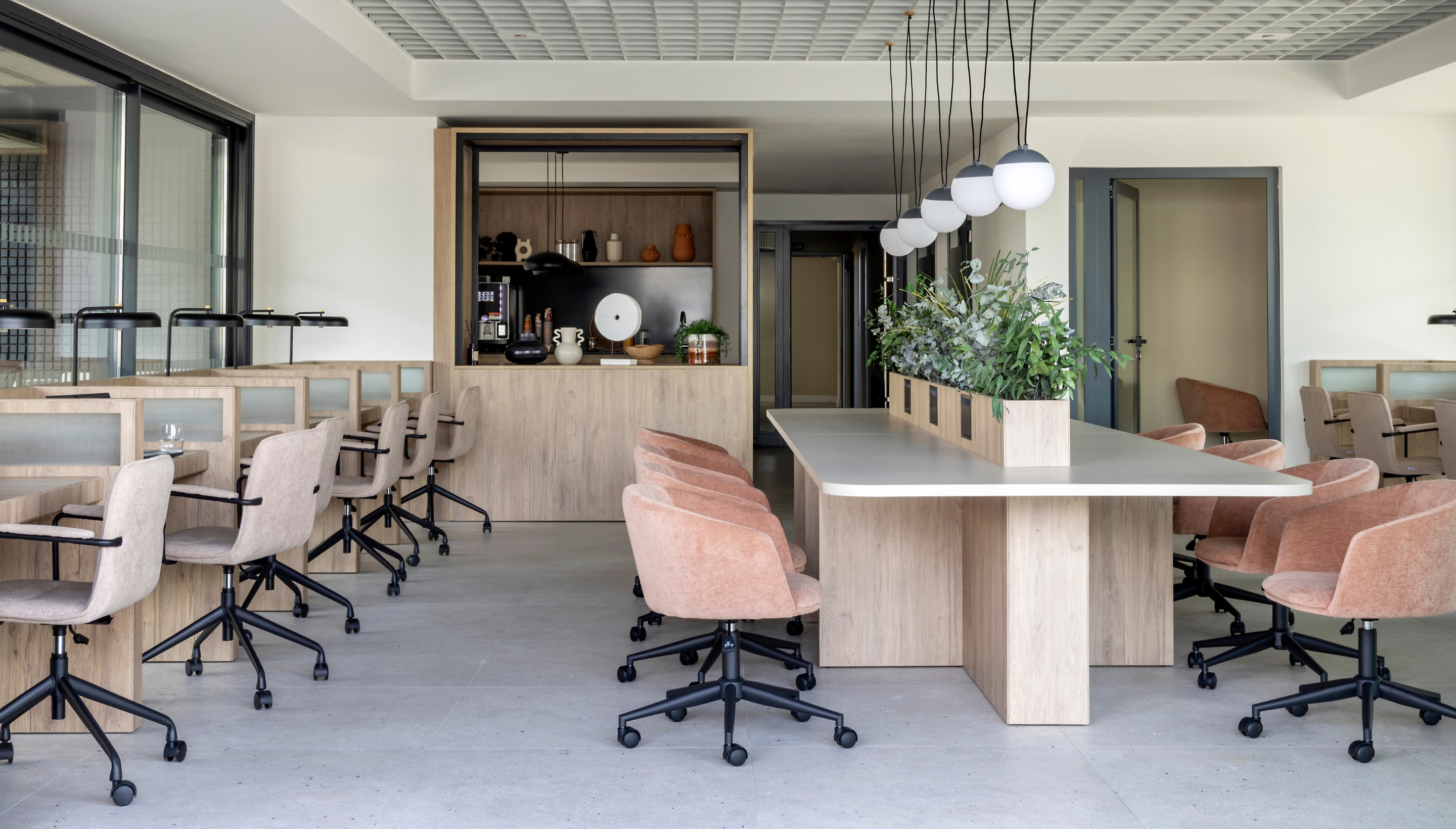 Sala de coworking elegante y moderna con mesas compartidas en Calido Valdebebas