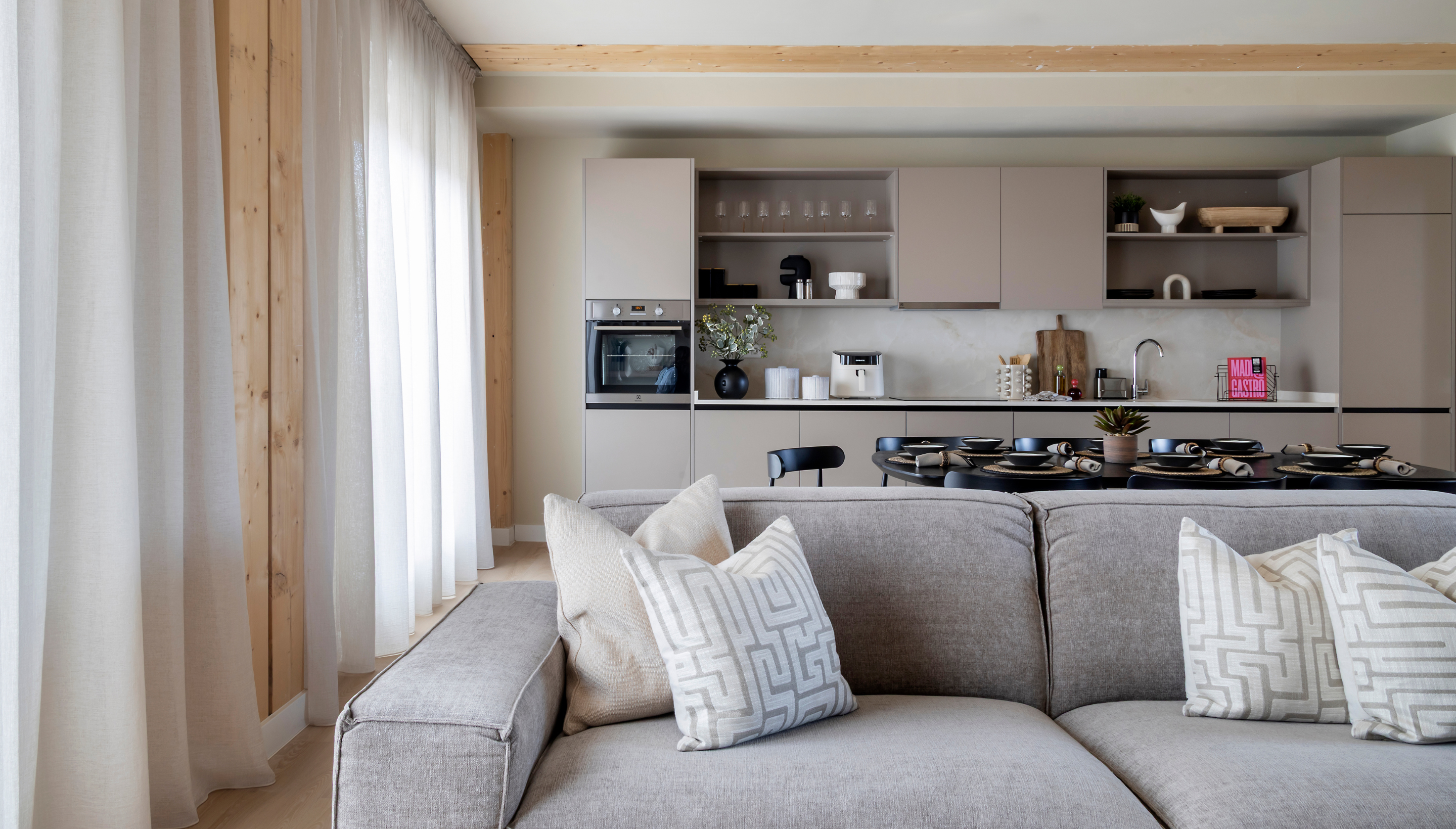 Cocina compartida moderna con comedor integrado y detalles minimalistas en Calido Living.