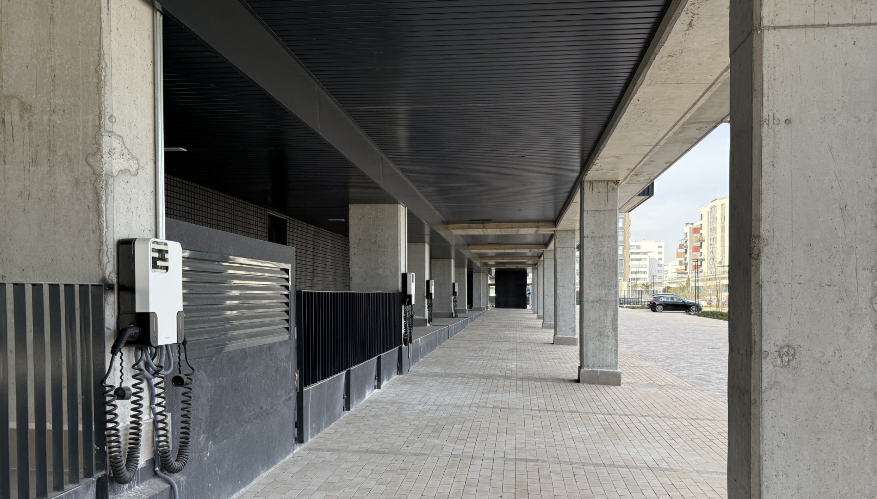 Parking al aire libre con cargadores eléctricos en Calido Valdebebas