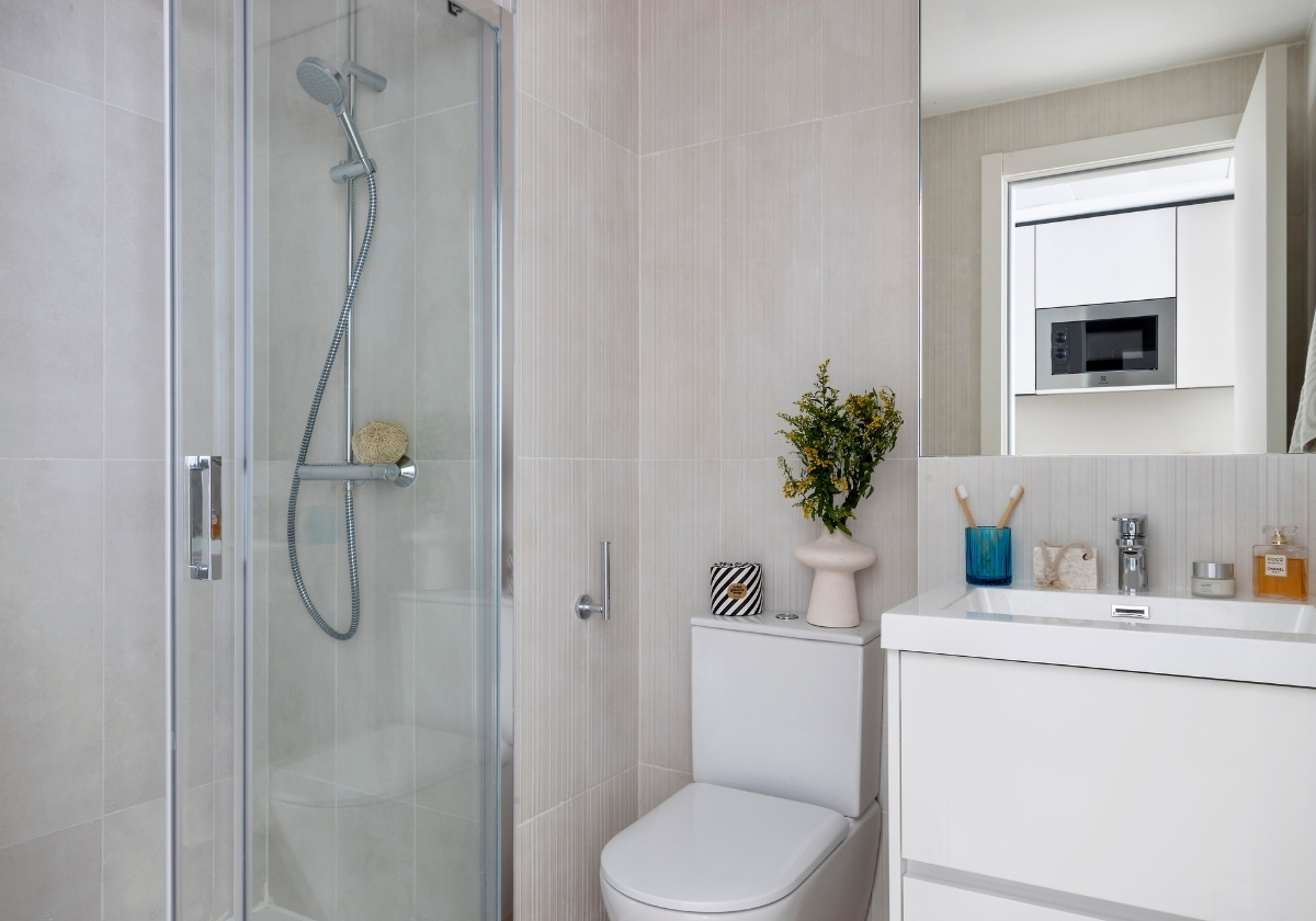 Baño con ducha y lavabo en estudio de Calido Valdebebas