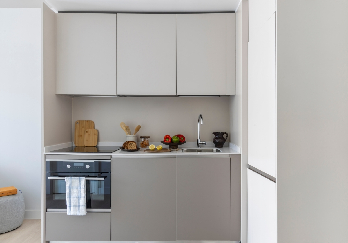 Cocina equipada con horno y vitrocerámica en apartamento de Calido Valdebebas