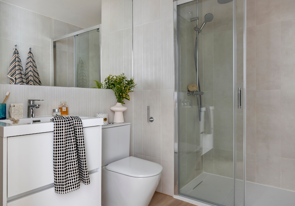 Baño con ducha y mueble de lavabo en apartamento de Calido Valdebebas