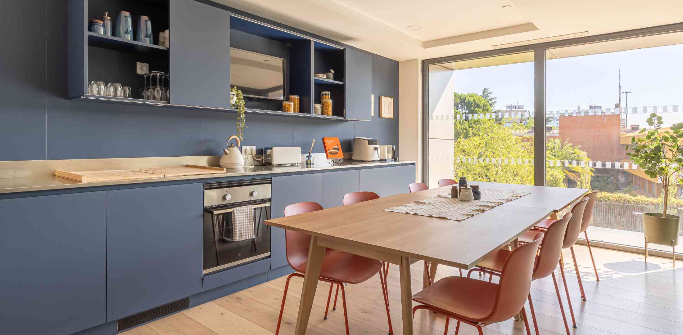 Cocina compartida moderna con comedor integrado y detalles minimalistas en Calido Living.