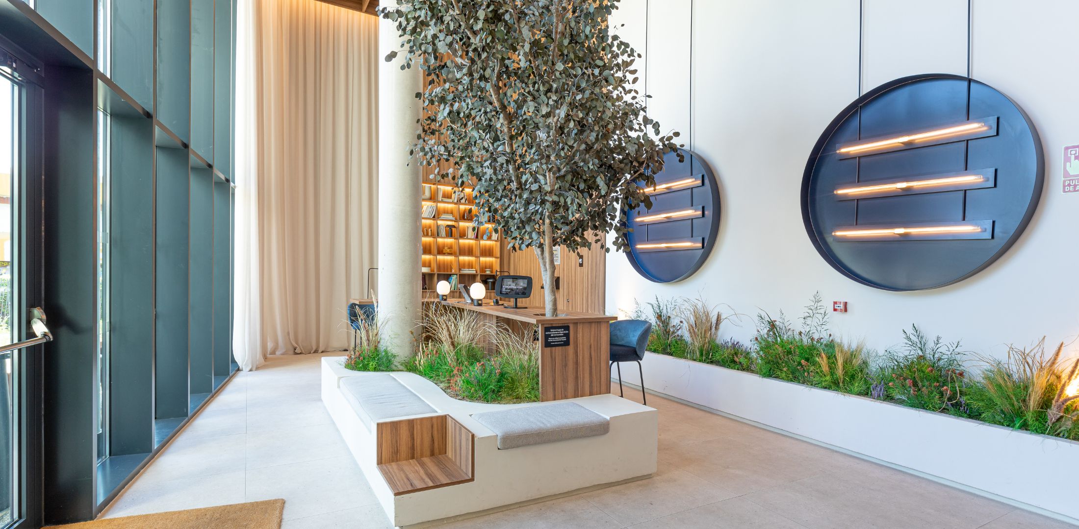 Espacio de recepción con diseño acogedor, luz natural y decoración elegante en Calido Living Alcobendas.