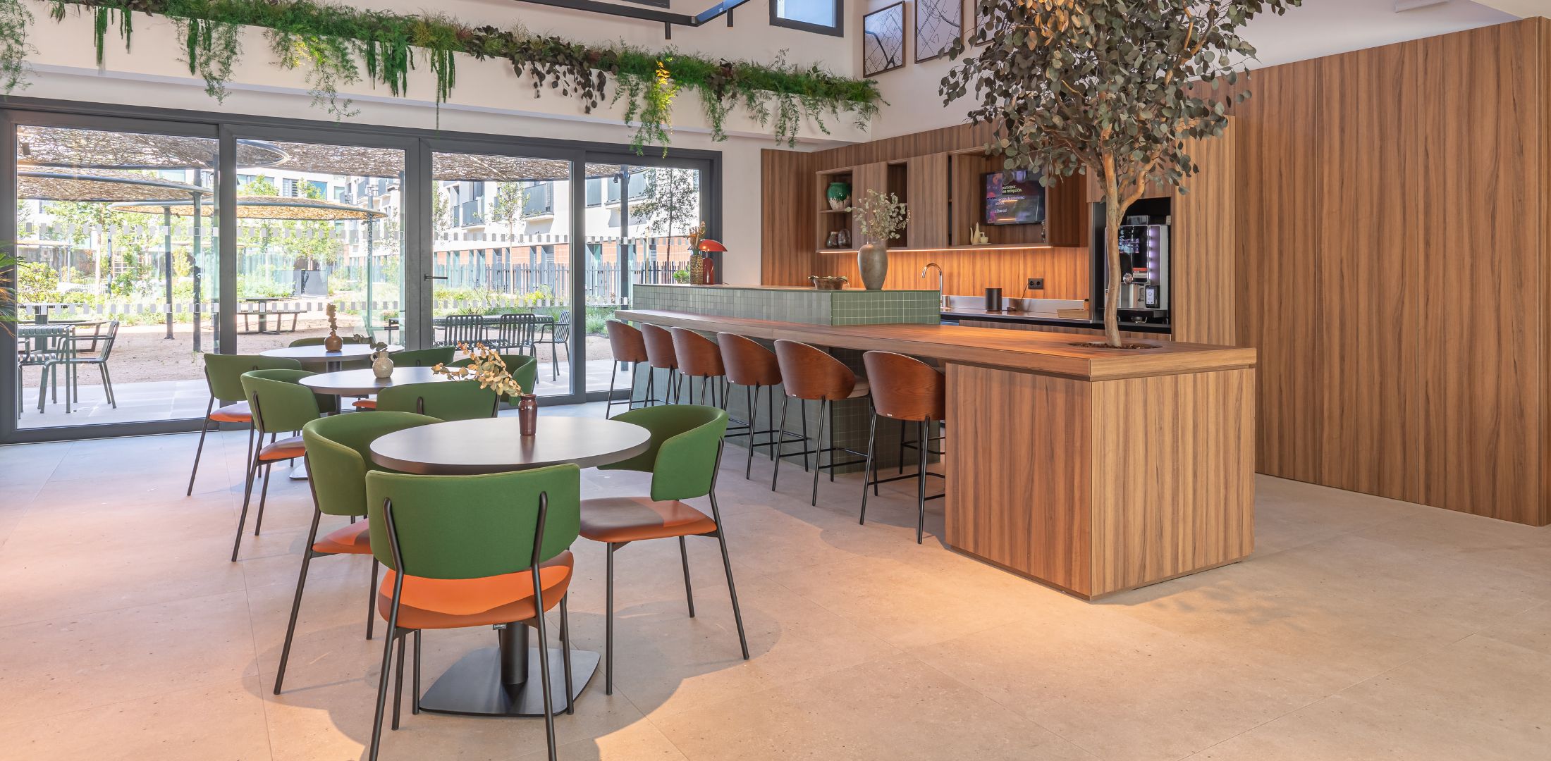 Espacio de coworking en Calido Living, con muebles modernos, iluminación cálida y áreas de trabajo compartidas.